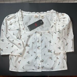 Levi’s floral print cropped puff sleeve shirt. Size M